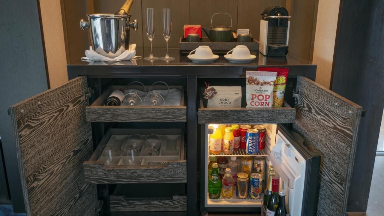 Oriental Hotel Kobe Dış mekan fotoğraf A mini-bar in a hotel room