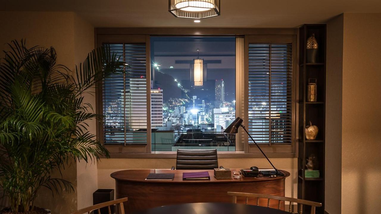 Oriental Hotel Kobe Dış mekan fotoğraf A view of the Hong Kong skyline from the office of a private banker at the Mandarin Oriental, Hong Kong