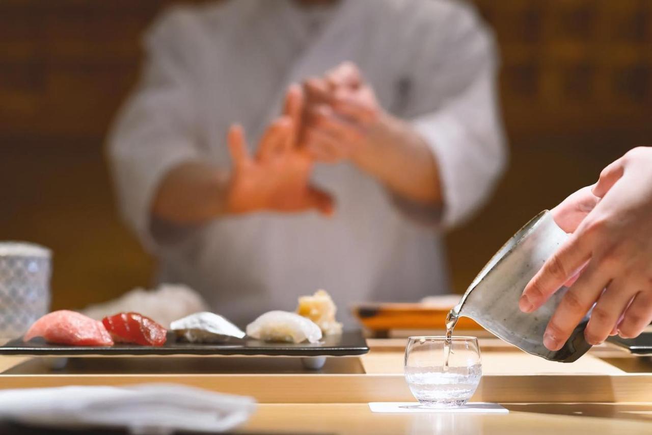 Oriental Hotel Kobe Dış mekan fotoğraf A sushi chef preparing sushi