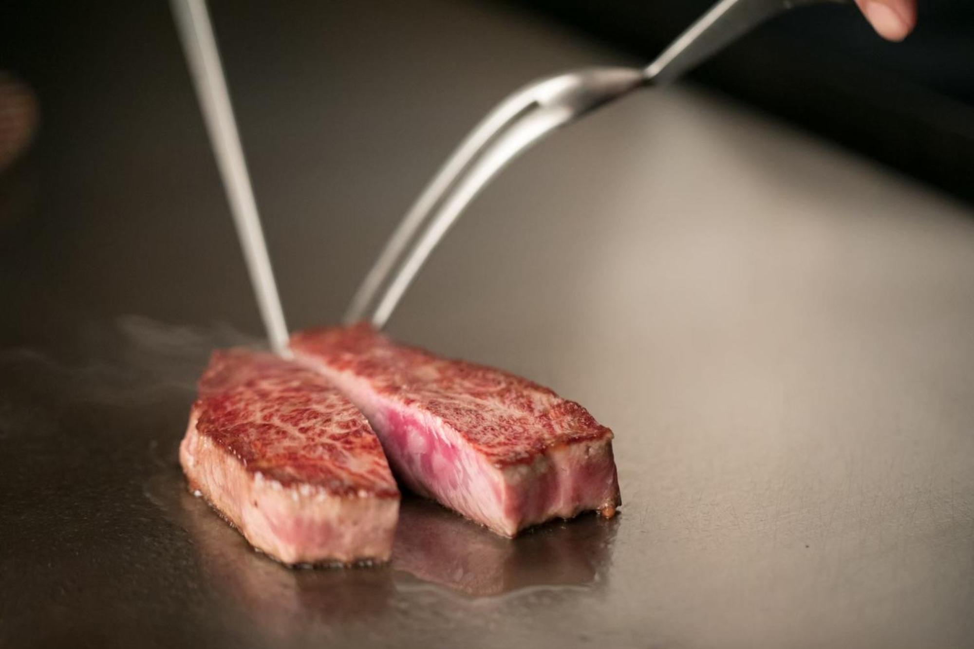 Oriental Hotel Kobe Dış mekan fotoğraf A steak being cut with a knife and fork